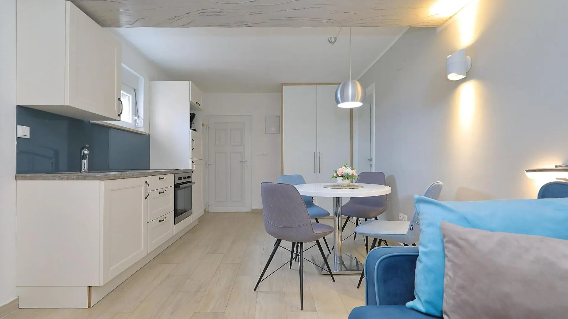 Jakov, No 1 Nin Apartment