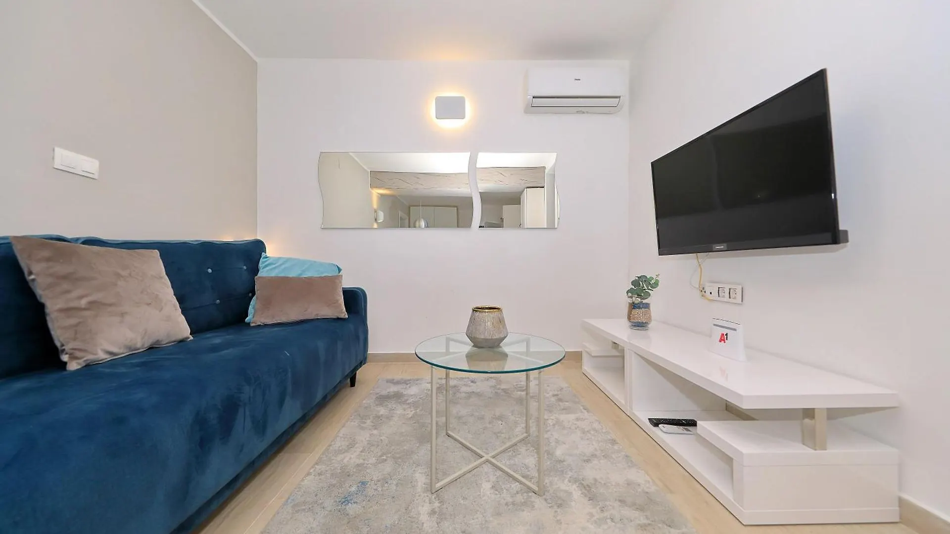 Jakov, No 1 Nin Apartment