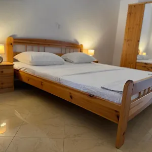 Apartman Bernarda 2, Nin