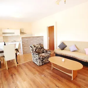 Apartman Sime, Nin