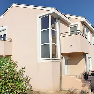 Apartman Olives, Nin